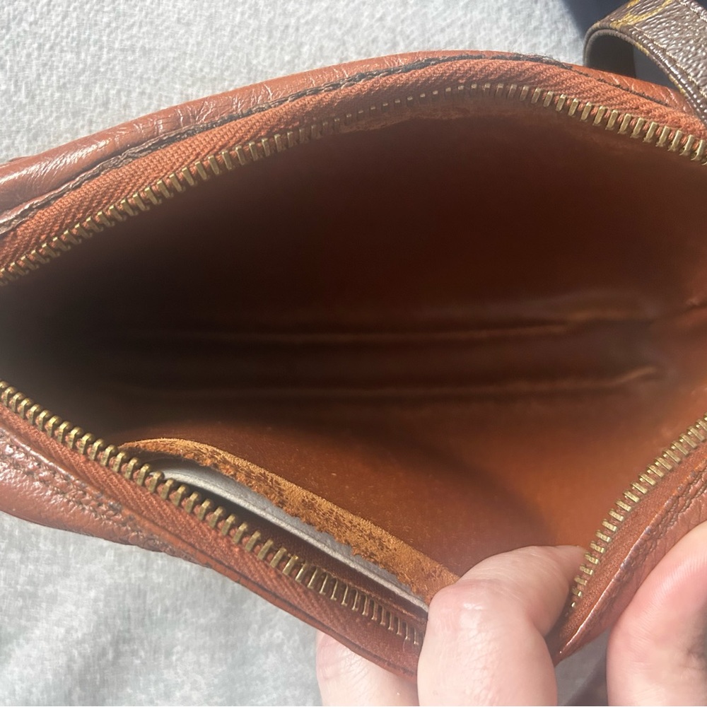 Louis Vuitton vintage Marly crossbody camera bag. - Picture 5 of 7